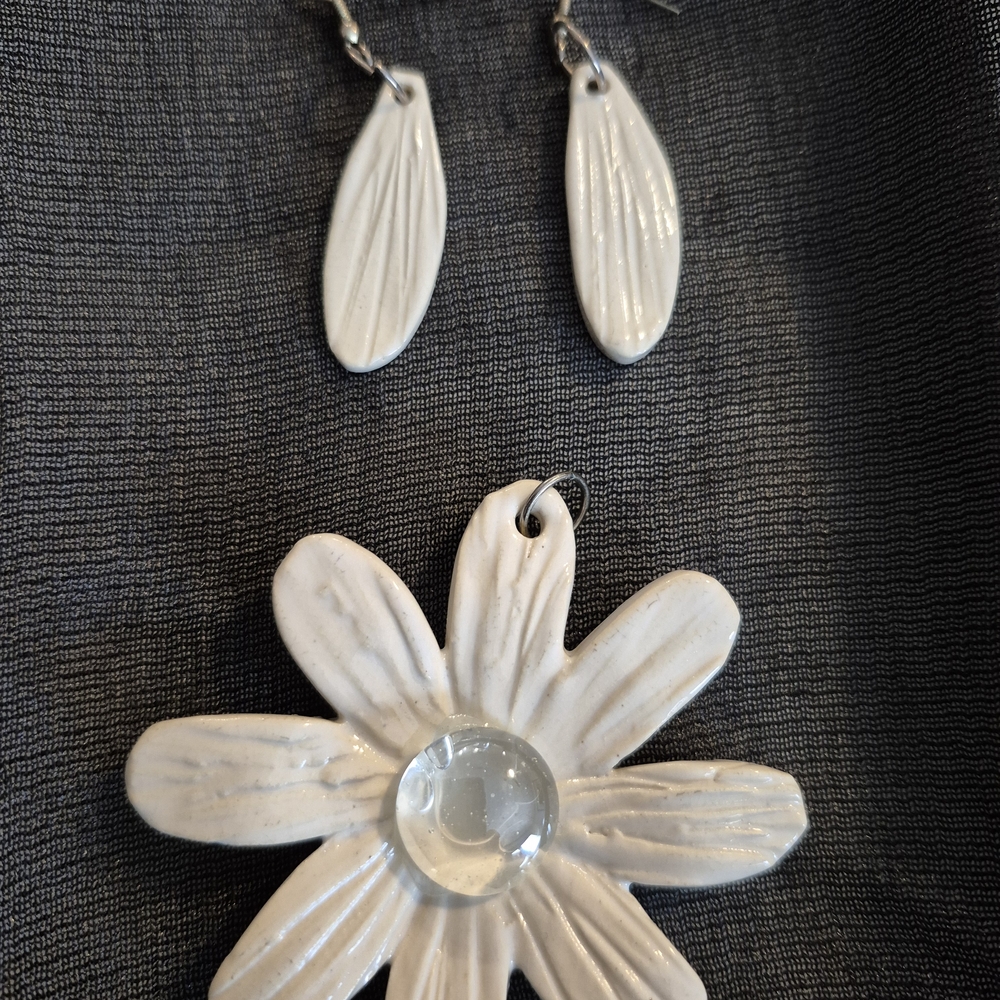 Elegant White Floral Jewelry Set